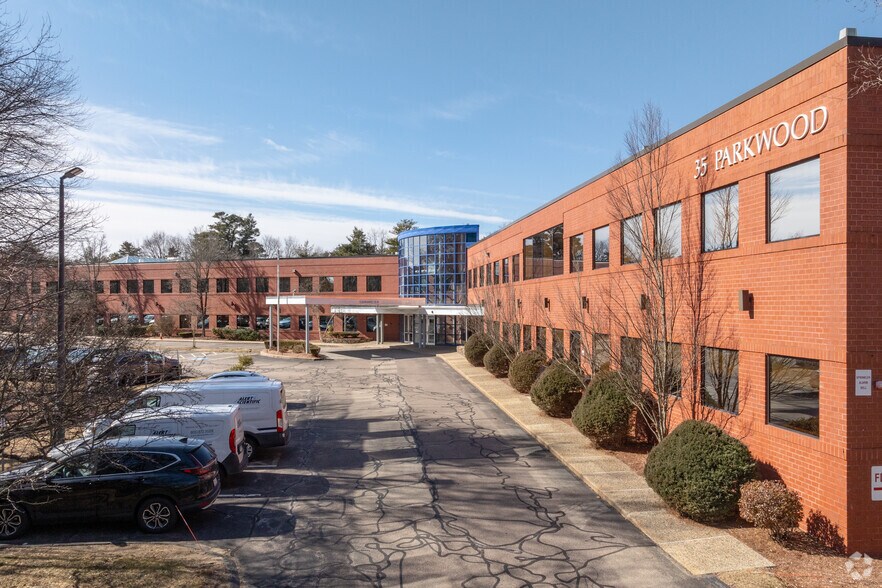 35 Parkwood Dr, Hopkinton, MA à louer - Photo du bâtiment - Image 2 de 6