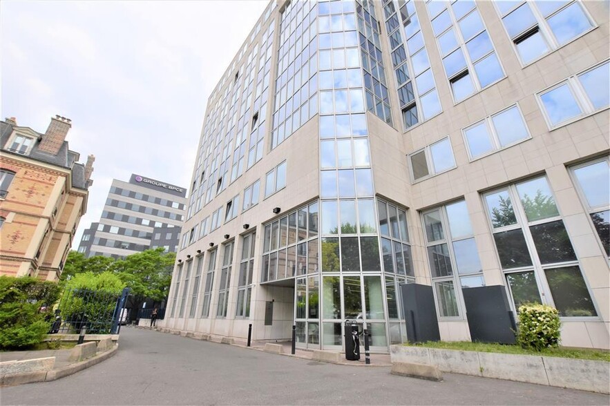 Office in Charenton-le-Pont for lease - Building Photo - Image 1 of 9