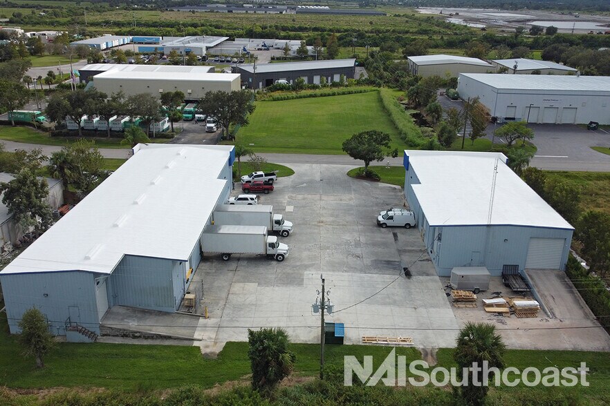 7328 Commercial Cir, Fort Pierce, FL à louer - Photo du bâtiment - Image 3 de 16