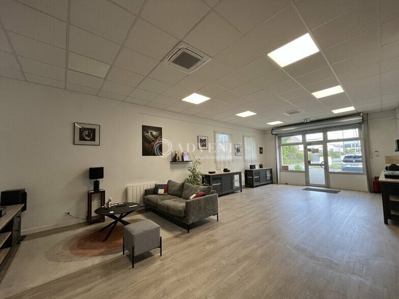 Flex in Rambouillet for lease - Interior Photo - Image 2 of 5