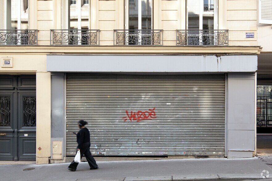 19 Rue Du Rocher, Paris à louer - Photo du bâtiment - Image 2 de 3