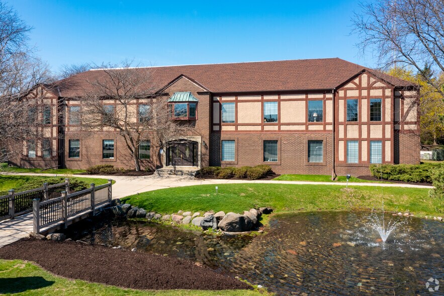 5205 N Ironwood Ln, Milwaukee, WI à louer - Photo du bâtiment - Image 1 de 13