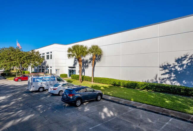 Plus de détails pour 7337 Bryan Dairy Rd, Largo, FL - Industriel à louer