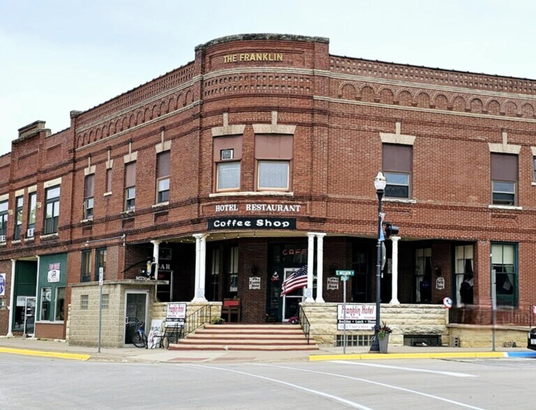 102 Elkader St, Strawberry Point, IA à vendre - Photo du bâtiment - Image 2 de 36