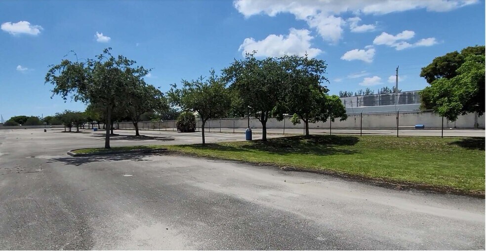 3025 NW 123rd St, Miami, FL à louer - Photo du bâtiment - Image 2 de 5