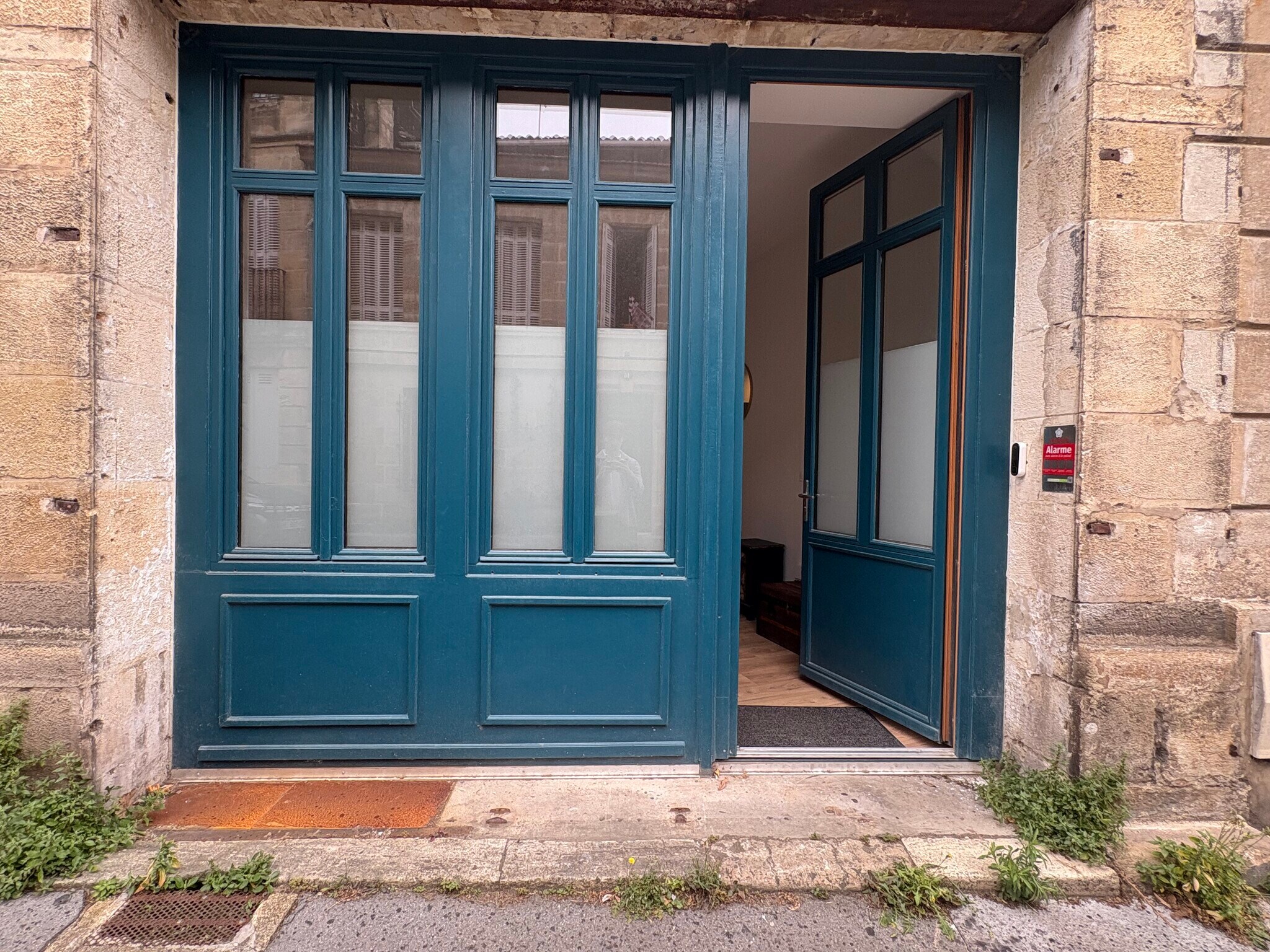 Rue Rodrigues Pereire, Bordeaux for lease Interior Photo- Image 1 of 7