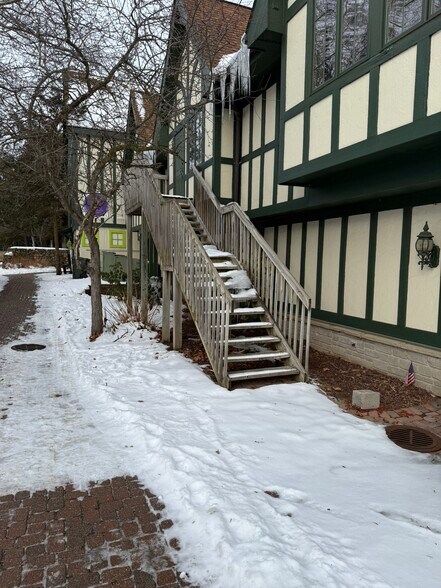 2359 Joslyn Ct, Lake Orion, MI à louer - Photo du bâtiment - Image 3 de 10