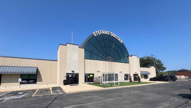 Plus de détails pour 620 Elizabeth Ct, Brookfield, WI - Commerce de détail à vendre