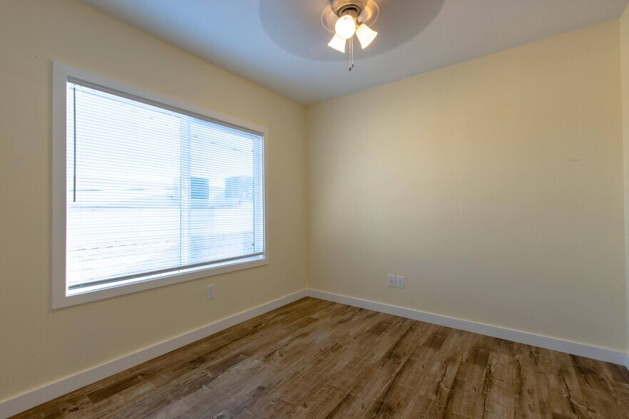 121 S Gless St, Los Angeles, CA à vendre - Photo du bâtiment - Image 3 de 7