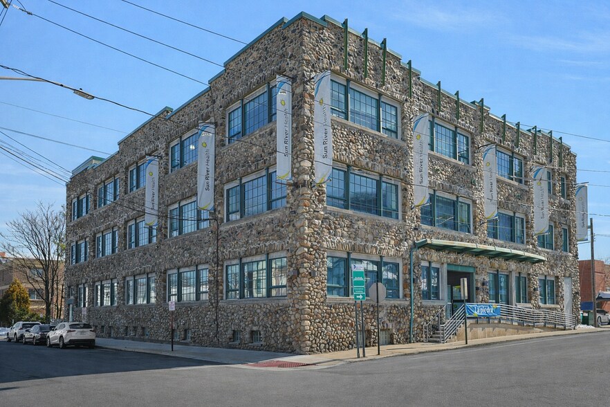 31 W Broad St, Haverstraw, NY à louer - Photo du bâtiment - Image 3 de 56