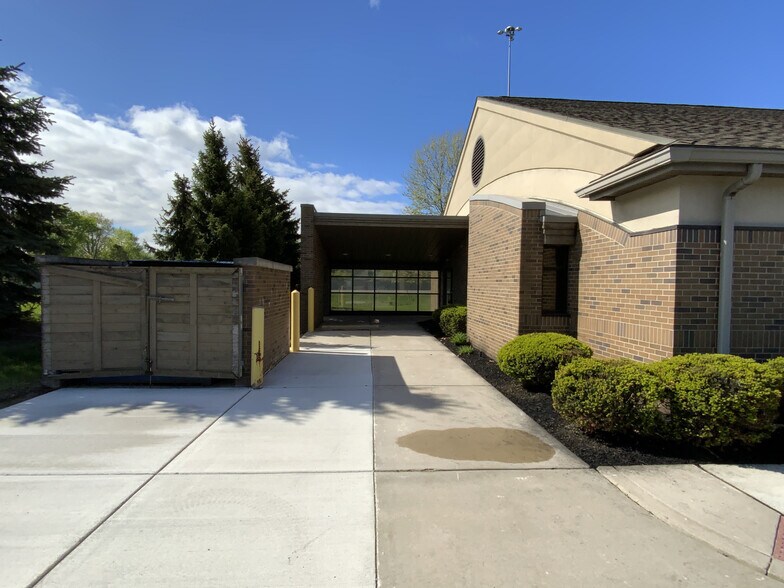 5871 Monclova Rd, Maumee, OH à louer - Photo du bâtiment - Image 2 de 4