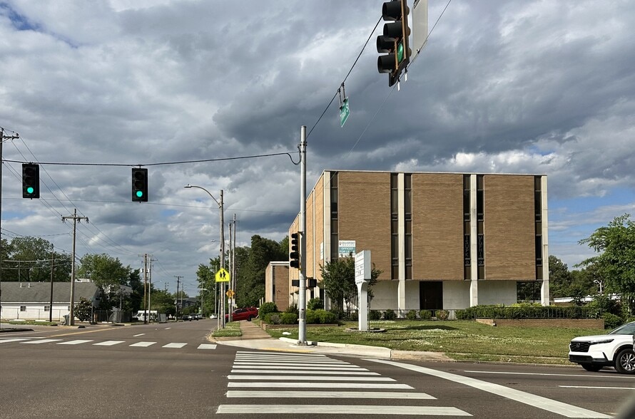 3000 Walnut Grove Rd, Memphis, TN for sale - Building Photo - Image 1 of 7