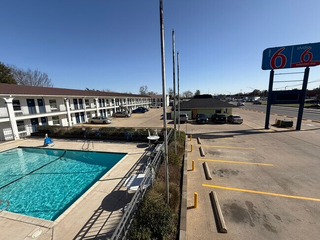 More details for Dual Branded Motel/Studio 6 – Hospitality for Sale, Bryan, TX