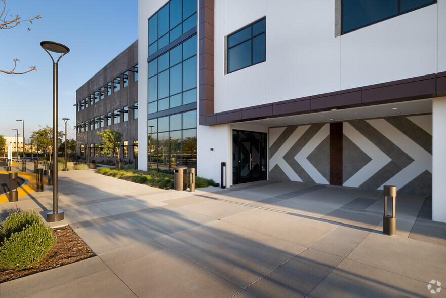 2799 Gateway Dr, Riverside, CA for lease - Building Photo - Image 2 of 7