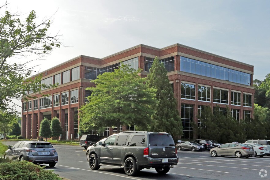 100 Regency Forest Dr, Cary, NC à vendre - Photo du bâtiment - Image 2 de 11