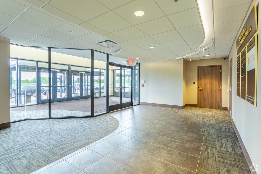 17000 Executive Plaza Dr, Dearborn, MI for sale - Lobby - Image 1 of 1