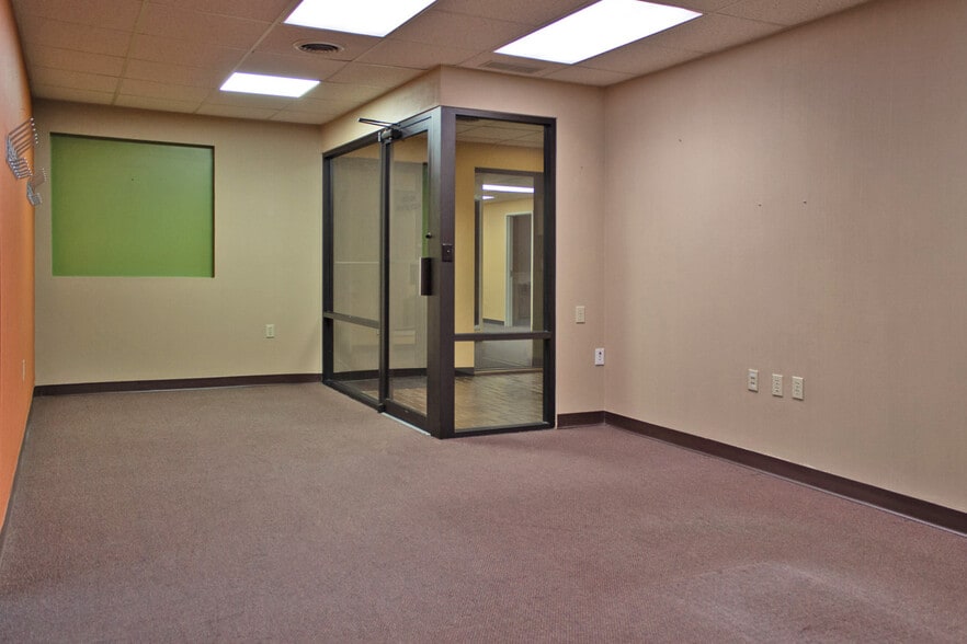 530 W Ionia St, Lansing, MI for lease - Building Photo - Image 3 of 11