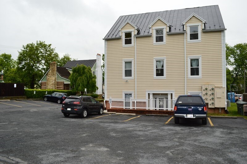 8 N Jay St, Middleburg, VA à louer Photo principale- Image 1 de 16