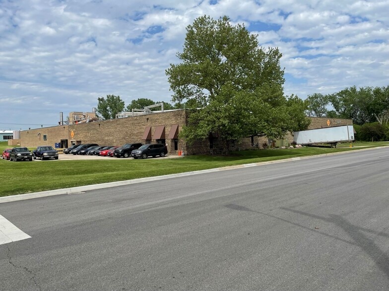 2500 Production Dr, St Charles, IL à louer - Photo du bâtiment - Image 3 de 14