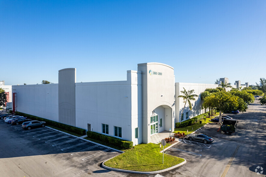 3860-3890 Pembroke Rd, Hollywood, FL à louer - Photo principale - Image 1 de 11