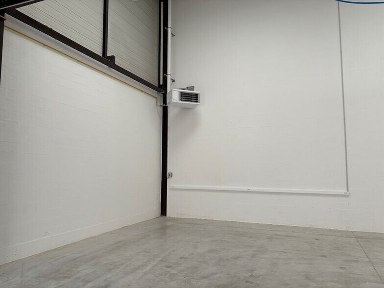 Flex in Collégien for lease - Interior Photo - Image 2 of 9
