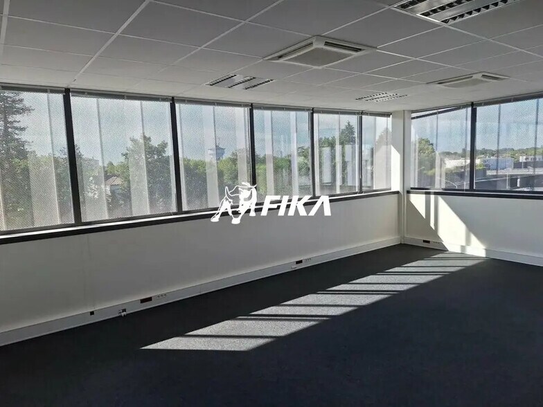 Retail in Lormont for lease - Interior Photo - Image 3 of 7