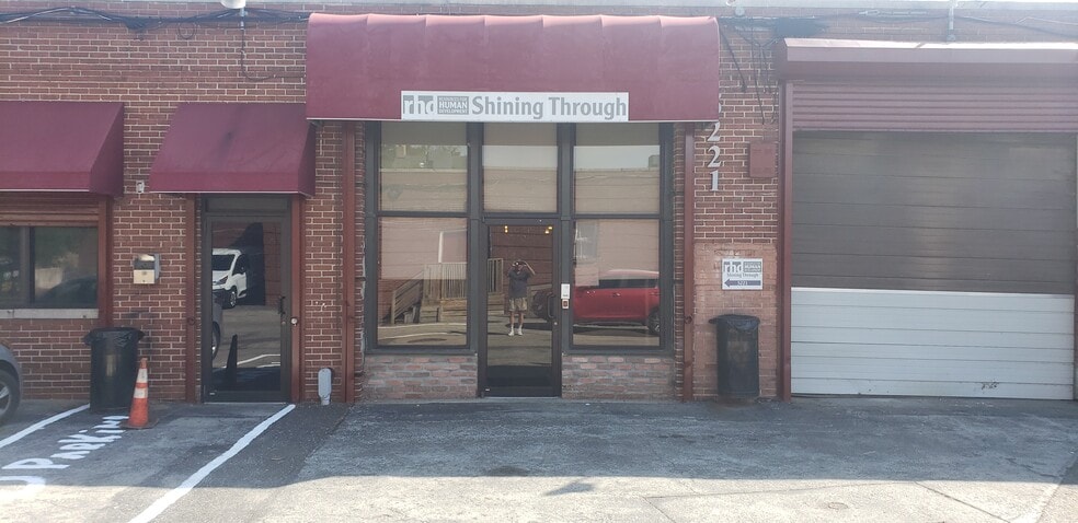 5221 Germantown Ave, Philadelphia, PA for lease - Building Photo - Image 3 of 22