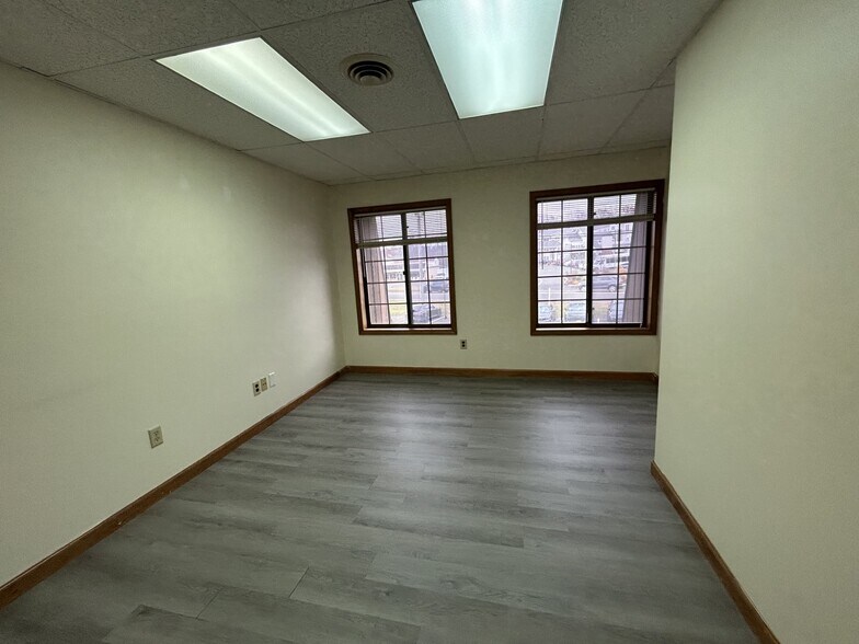 304 Federal Rd, Brookfield, CT à vendre - Photo intérieure - Image 2 de 5