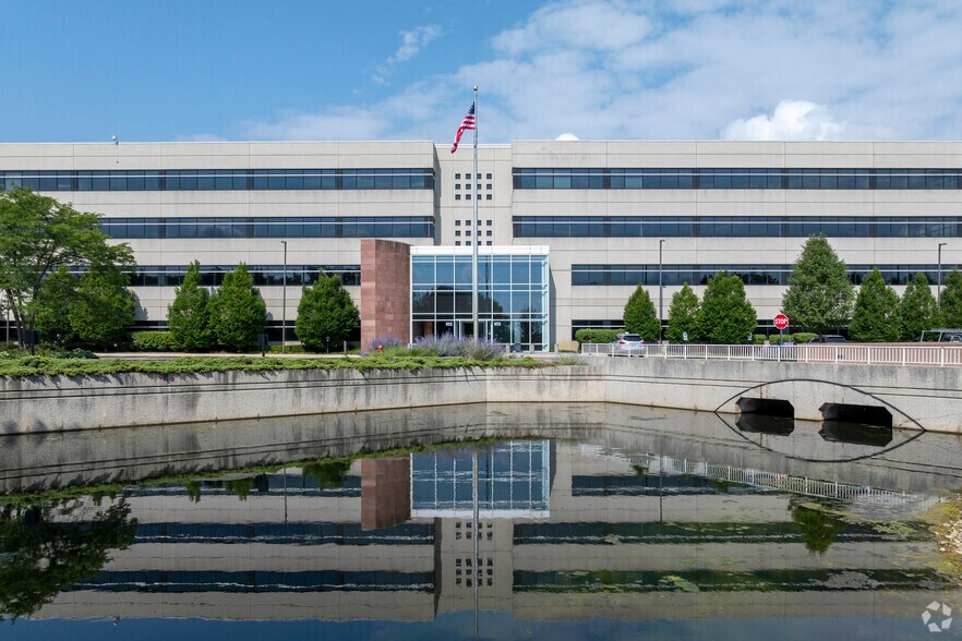 955 American Ln, Schaumburg, IL à louer - Photo du bâtiment - Image 3 de 21