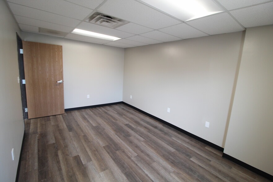7320 W 162nd St, Overland Park, KS for lease - Interior Photo - Image 3 of 8