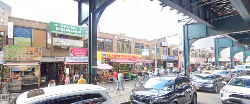 8822 Roosevelt Ave, Jackson Heights, NY à louer - Photo du bâtiment - Image 2 de 11