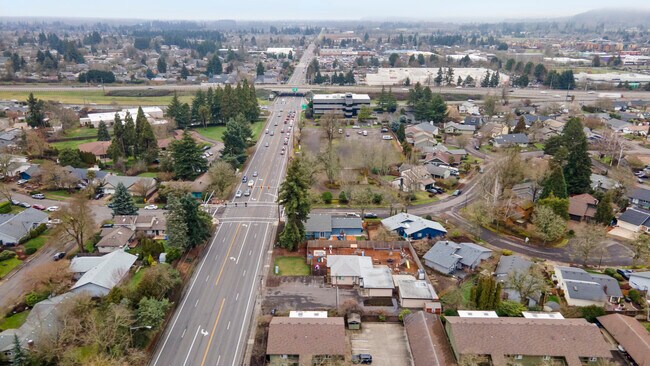 Plus de détails pour 2125 Coburg Rd, Eugene, OR - Commerce de détail à vendre