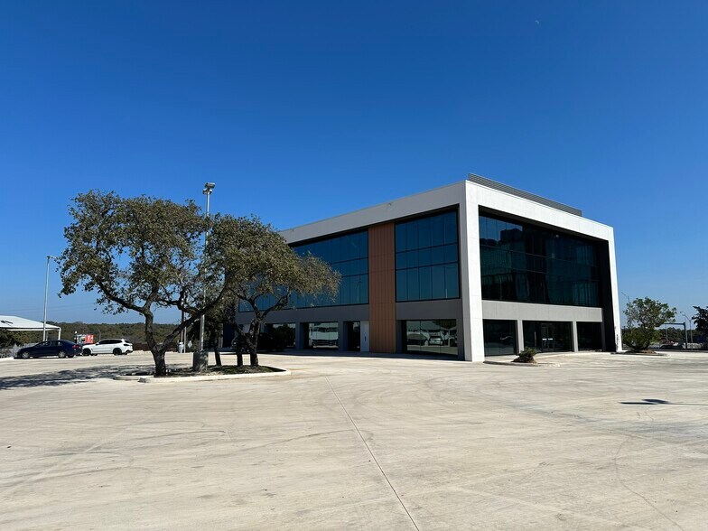 9100 W Interstate 10, San Antonio, TX à louer - Photo du bâtiment - Image 2 de 3