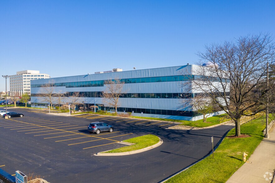 246 E Janata Blvd, Lombard, IL à louer - Photo du bâtiment - Image 1 de 10