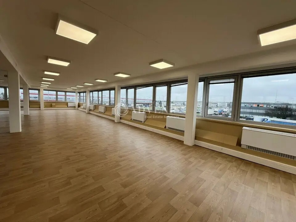 Office in Tremblay-en-France for lease Interior Photo- Image 1 of 12