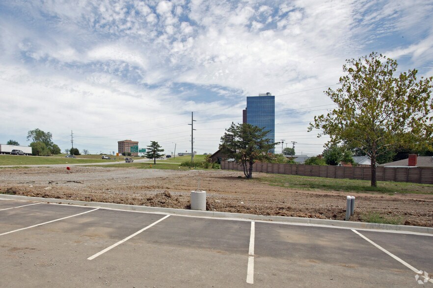E Skelly Dr, Tulsa, OK for lease - Building Photo - Image 3 of 3