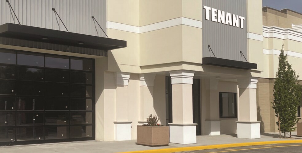 605-607 Old Country Rd, Riverhead, NY à louer - Photo du bâtiment - Image 2 de 4