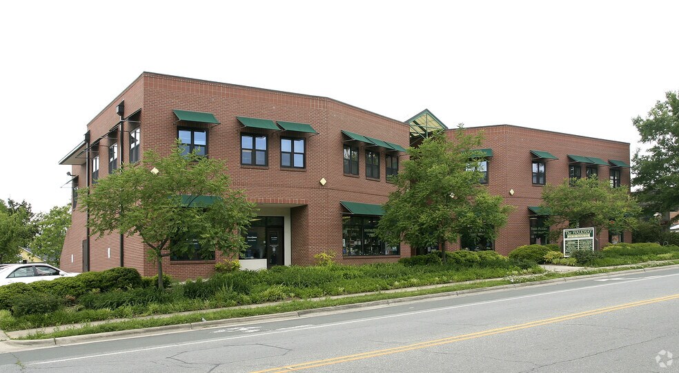 205 W Main St, Carrboro, NC à louer - Photo du bâtiment - Image 2 de 4
