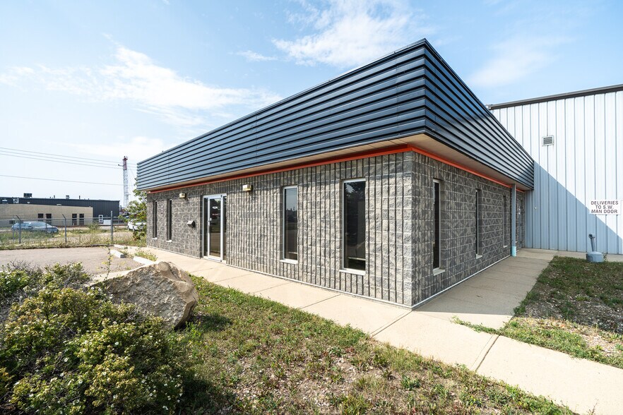 6006 53 Av, Lloydminster, AB à vendre - Photo du bâtiment - Image 2 de 32