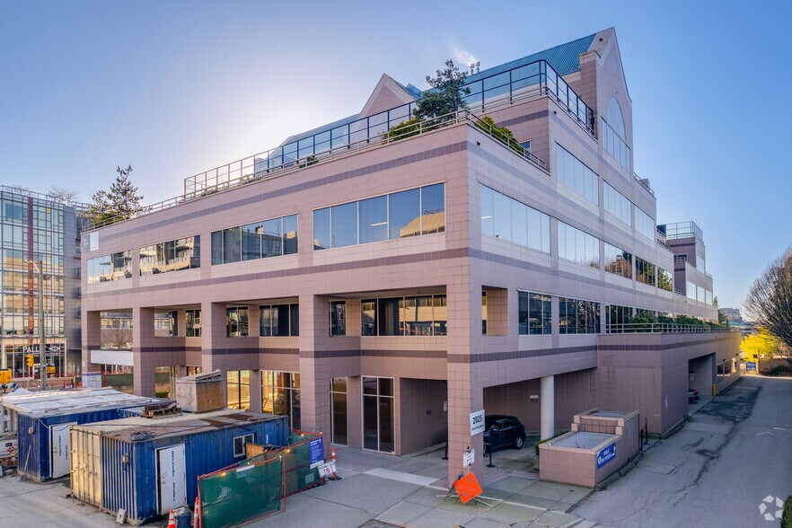 2025 W Broadway, Vancouver, BC à louer - Photo du bâtiment - Image 3 de 6