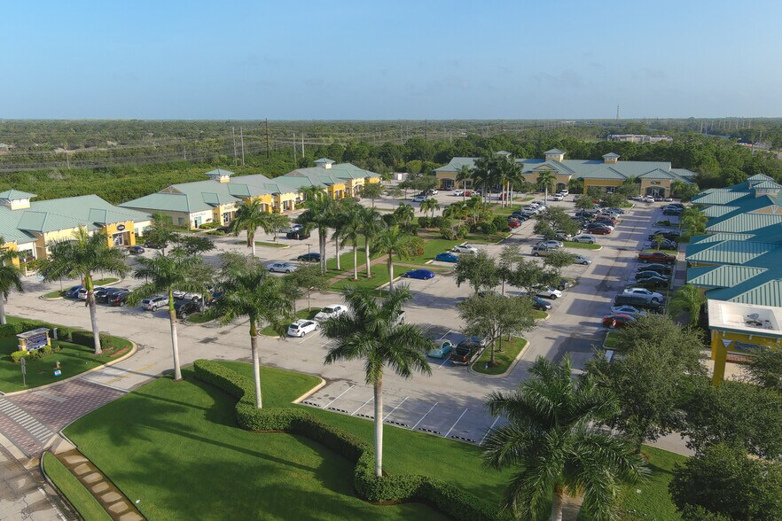 8039 Cooper Creek Blvd, Bradenton, FL à louer - Photo du bâtiment - Image 3 de 10