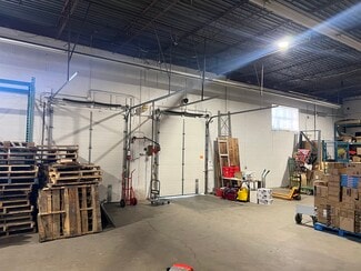 Plus de détails pour 42-46 Dufflaw Rd, Toronto, ON - Bureau, Industriel à louer