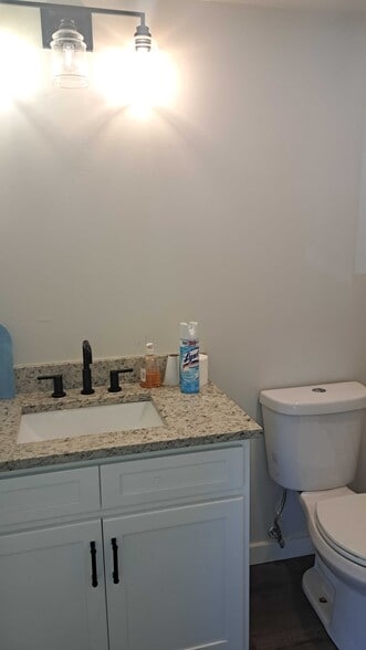 77 S Main St, Newtown, CT for lease - Building Photo - Image 3 of 4