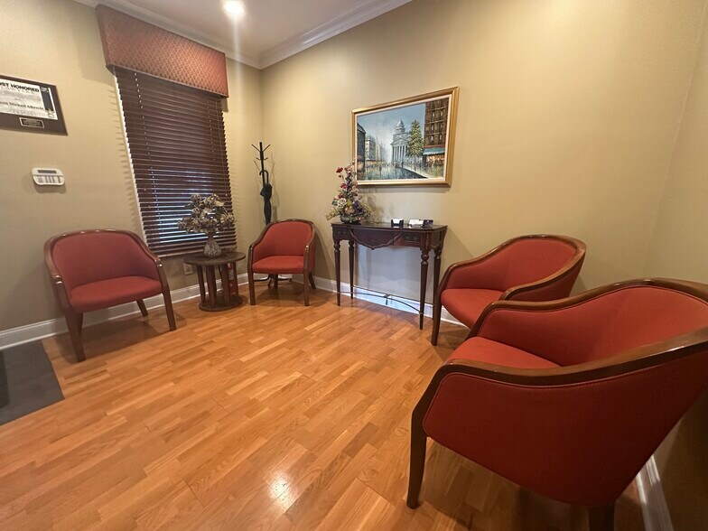 198 Orange Ave, Suffern, NY à louer - Photo du bâtiment - Image 3 de 8