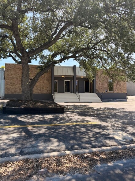 338 Breesport St, San Antonio, TX for lease - Building Photo - Image 1 of 8