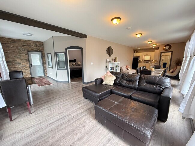 Plus de détails pour 121 Water St, Albany, WI - Commerce de détail à vendre