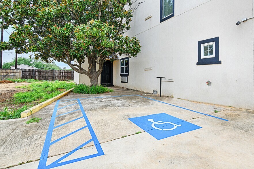 110 S Main, Dilley, TX à vendre - Photo du bâtiment - Image 3 de 59