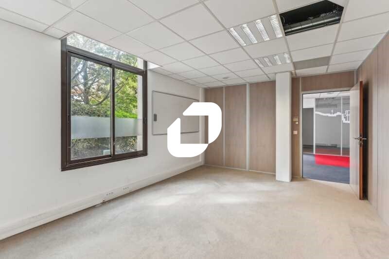 Office in Courbevoie for lease - Building Photo - Image 3 of 16
