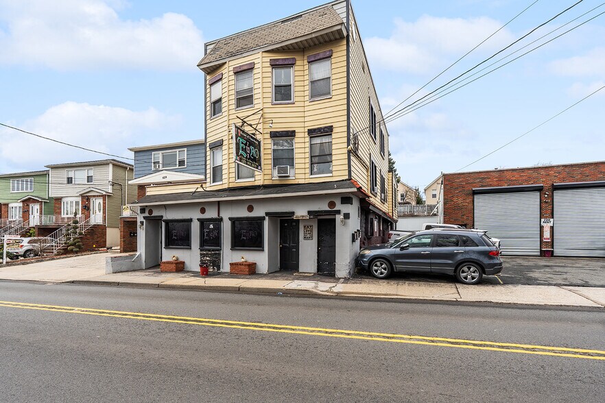 631 Schuyler Ave, Kearny, NJ à louer - Photo principale - Image 1 de 16