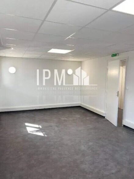 Office in Aubagne for lease - Primary Photo - Image 1 of 3